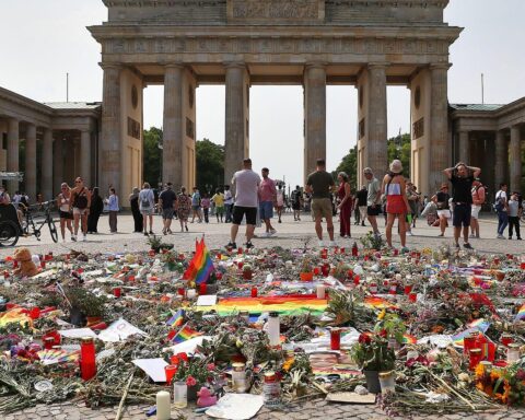 Trauernde Menschen nach CSD-Anschlag in Berlin, Innenausschuss tagt, Polizeieinsatz und Sicherheit im Fokus.