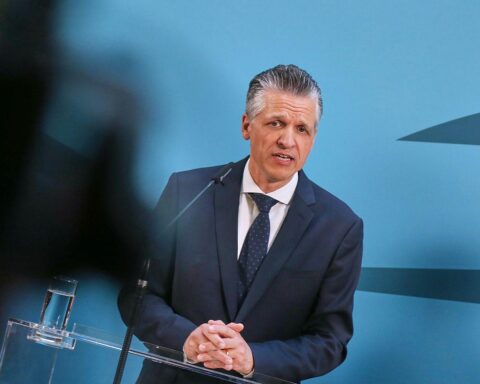 Thorsten Frei (CDU) vor Bundestag, spricht über die geplante Abschaffung der Rente mit 63.