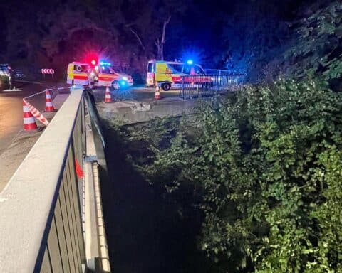 Pkw stürzt nachts in Paderborn-Wewer mehr als zehn Meter tief in die ehemalige Almetalbahn.