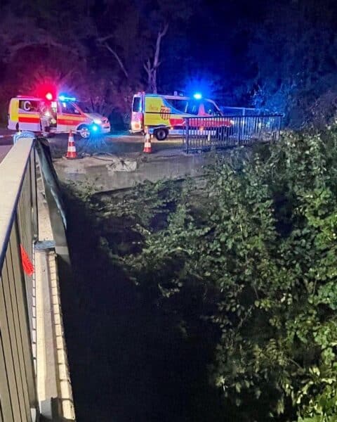 Pkw stürzt nachts in Paderborn-Wewer mehr als zehn Meter tief in die ehemalige Almetalbahn.