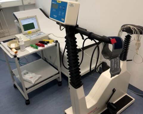 Fahrradergometer für Belastungs-EKG (Archiv): medizinisches Trainingsgerät zur Untersuchung im Gesundheitssystem.