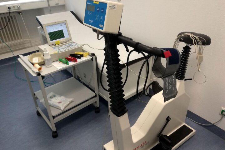 Fahrradergometer für Belastungs-EKG (Archiv): medizinisches Trainingsgerät zur Untersuchung im Gesundheitssystem.