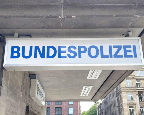 Bundespolizei-Archivfoto am Flughafen Leipzig: moderne Sicherheitsausrüstung zur Drohnenüberwachung und Alarmbereitschaft.