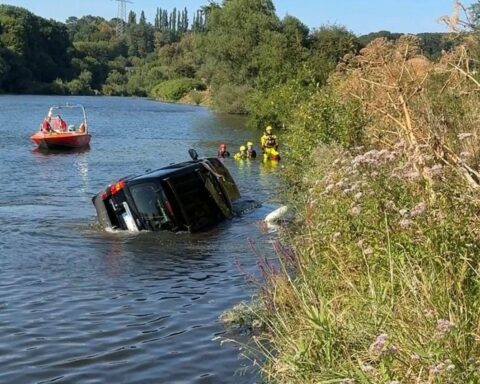 Geländewagen rollt in die Ruhr, Einsatzkräfte bergen das Fahrzeug; Feuerwehr und DLRG am Fluss.