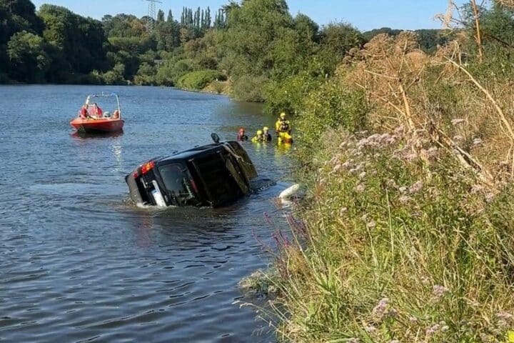 Geländewagen rollt in die Ruhr, Einsatzkräfte bergen das Fahrzeug; Feuerwehr und DLRG am Fluss.