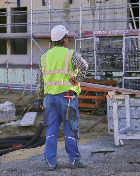 Bauarbeiter auf einer Baustelle (Archiv), passend zur Meldung über Gewerbeanmeldungen in Niedersachsen.