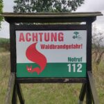 Warnhinweis auf Waldbrandgefahr im Archiv, Brände als Folge der Klimakrise.