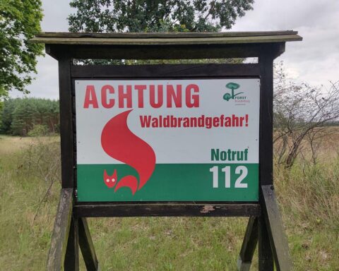 Warnhinweis auf Waldbrandgefahr im Archiv, Brände als Folge der Klimakrise.