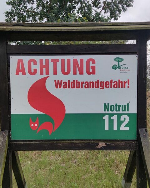 Warnhinweis auf Waldbrandgefahr im Archiv, Brände als Folge der Klimakrise.