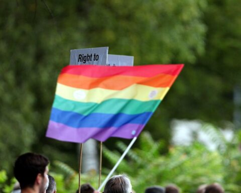 Regenbogen-Fahne im Archiv: queere Community fordert nach CSD-Kürzungen in Rathenow Schutz und Solidarität.