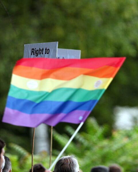 Regenbogen-Fahne im Archiv: queere Community fordert nach CSD-Kürzungen in Rathenow Schutz und Solidarität.