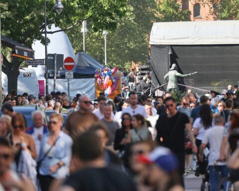 Menschen auf der Straße (Archiv): Mikrozensus in Bayern, Befragung per Telefon oder online in Bayreuth.