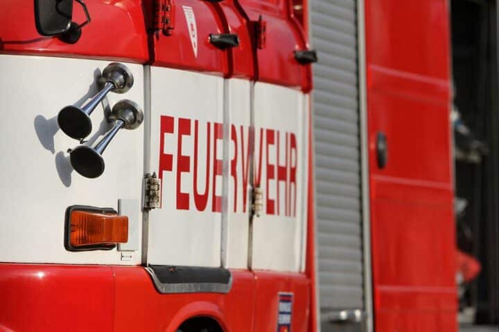 Feuerwehr im Archiv: Einsatzkräfte bekämpfen Waldbrand, Polizeihubschrauber H145 unterstützen die Löscharbeiten.