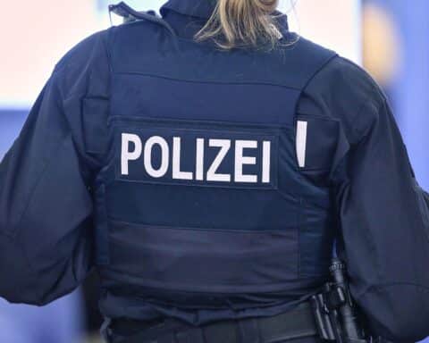 Polizei-Archivfoto: Beamte überwachen den Abreiseverkehr am Festivalgelände Wacken nach dem Wacken Open Air.