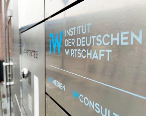 Archivfoto des Instituts der deutschen Wirtschaft (IW), Anlass: Niedrigwasser droht mit Lieferengpässen und Nullwachstum.