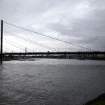 Niedrigwasser am Rhein: Rheinkniebrücke bei Düsseldorf, Warnung vor weniger Gütertransport durch Binnenschiffe.