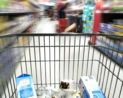 Ein Supermarkt mit Regalen und Kundenbereich; Symbolfoto zum Einzelhandel und Ifo-Geschäftsklima.