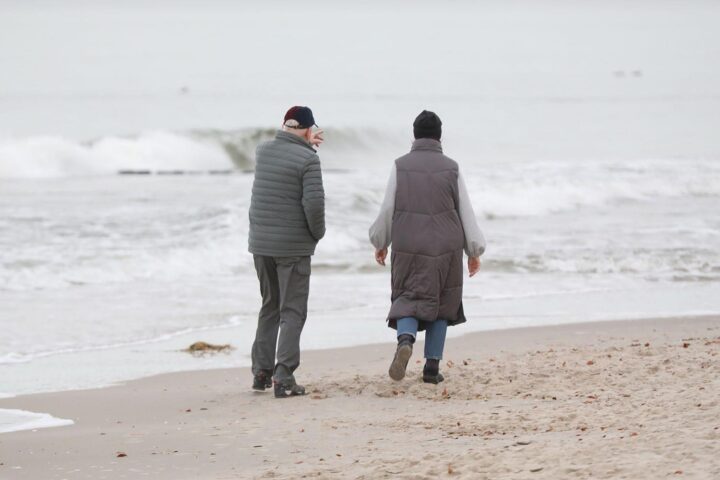 Senioren am Strand arbeiten neben der Altersrente: Immer mehr Rentner in Deutschland gehen einer Tätigkeit nach.
