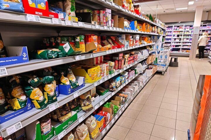 Menschen im Supermarkt: steigende Preise, Inflation in Thüringen, teure Lebensmittel und Kraftstoffe sichtbar.