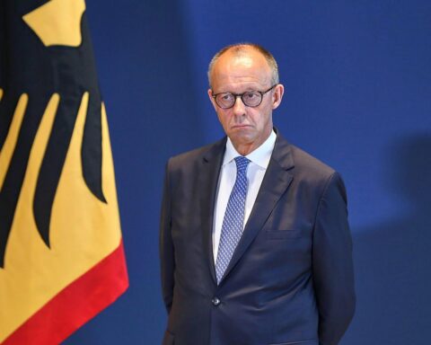 Friedrich Merz (Archiv) vor dem Hintergrund sinkender Umfragewerte für CDU/CSU und SPD, AfD stabil.