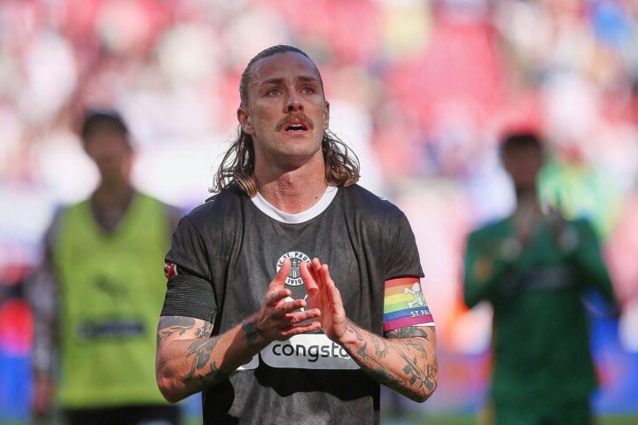 Jackson Irvine beim FC St. Pauli (Archivfoto), als Zeichen seines Wechsels zu Cerezo Osaka.