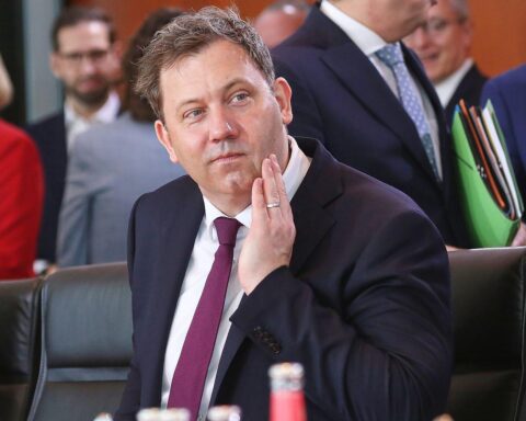 Lars Klingbeil (Archiv) im Bild, während es um Merz’ verlängerten Urlaub und Kabinettssitzung ohne ihn geht.