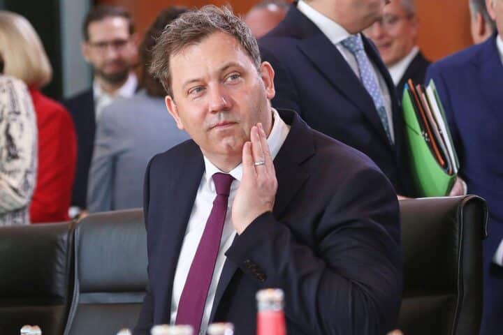 Lars Klingbeil (Archiv) im Bild, während es um Merz’ verlängerten Urlaub und Kabinettssitzung ohne ihn geht.