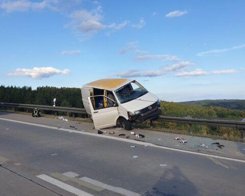 Kleintransporter nach Unfall auf Schutzleitplanke stehend, Verletzte Fahrerin, Autobahn A71 (Archivfoto).
