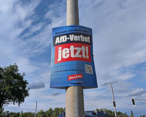 Plakat mit Aufschrift „AfD-Verbot“: SPD-Chef fordert Brandmauer und Prüfung eines Parteiverbots.