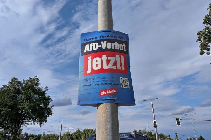 Plakat mit Aufschrift „AfD-Verbot“: SPD-Chef fordert Brandmauer und Prüfung eines Parteiverbots.