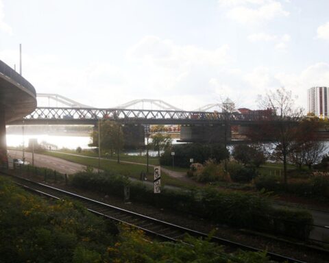 Konrad-Adenauer-Brücke zwischen Mannheim und Ludwigshafen (Archiv), gesperrt wegen vermuteter Fliegergranate.