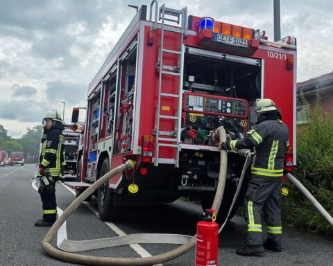Feuerwehr im Einsatz bei Küchenbrand im Imbiss Celle-Altenhagen: Grillplatte und Fritteuse brennen.
