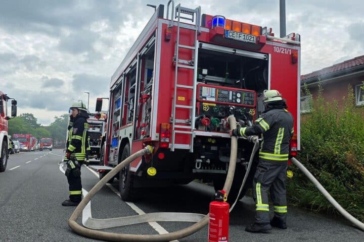 Feuerwehr im Einsatz bei Küchenbrand im Imbiss Celle-Altenhagen: Grillplatte und Fritteuse brennen.