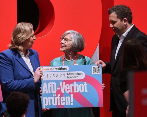 Bärbel Bas und Lars Klingbeil mit Schild, Petition/Forderung nach AfD-Verbot (Archivfoto).