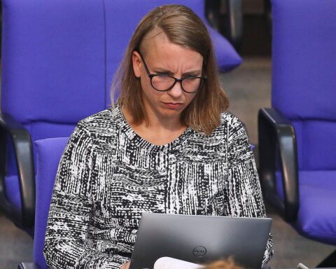 Anne Zerr (Archiv) kritisiert steigende Sonn- und Feiertagsarbeit, rechtswidrige Ausnahmen und zurückgehende Kontrollen.