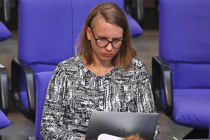 Anne Zerr (Archiv) kritisiert steigende Sonn- und Feiertagsarbeit, rechtswidrige Ausnahmen und zurückgehende Kontrollen.