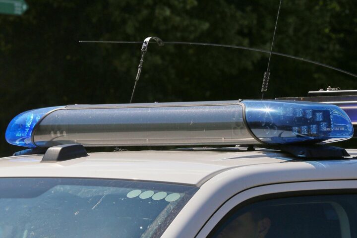 Polizeifahrzeug und Blaulicht am Unfallort auf der Autobahn 19 bei Güstrow nach Starkregen.