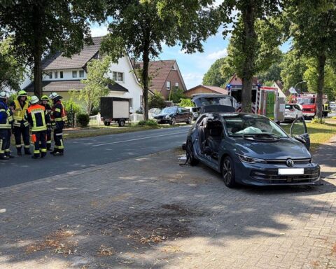Unfallstelle in Brockel: zwei beschädigte Pkw, Feuerwehr rückt an, Rettungsmaßnahmen laufen.