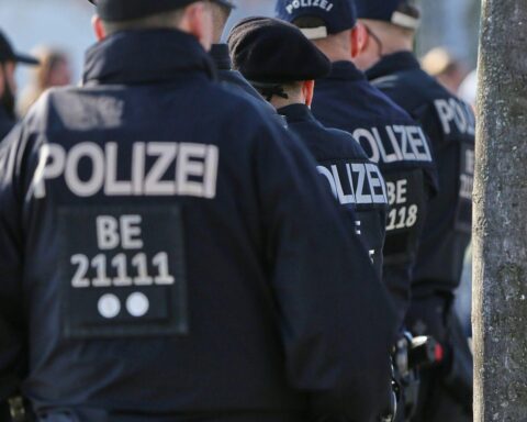 Verunfallte Autos an der Kreuzung Prenzlauer Promenade in Pankow, beschädigte Ampel, Polizeiabsperrung.