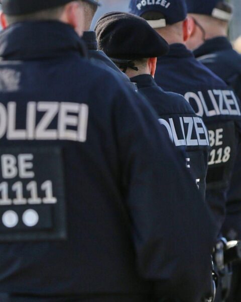 Verunfallte Autos an der Kreuzung Prenzlauer Promenade in Pankow, beschädigte Ampel, Polizeiabsperrung.