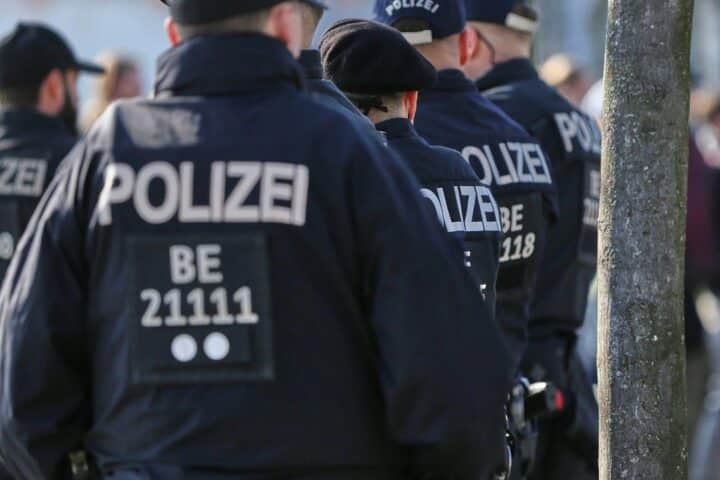 Verunfallte Autos an der Kreuzung Prenzlauer Promenade in Pankow, beschädigte Ampel, Polizeiabsperrung.