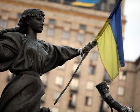 Ukrainische Flagge im Archiv, Symbol für russische Raketenangriffe auf Kiew und Opferzahlen.