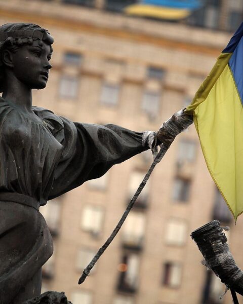 Ukrainische Flagge im Archiv, Symbol für russische Raketenangriffe auf Kiew und Opferzahlen.