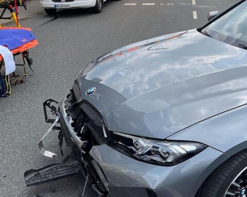 Schwerer Motorradunfall in Velbert: Harley-Davidson kollidiert mit BMW an der Ausfahrt einer Waschstraße.