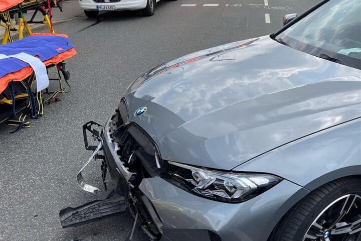 Schwerer Motorradunfall in Velbert: Harley-Davidson kollidiert mit BMW an der Ausfahrt einer Waschstraße.