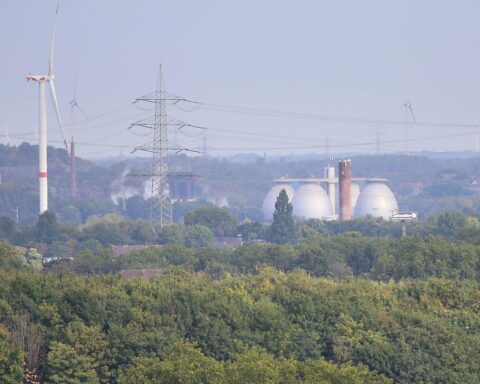 Archivfoto Ruhrgebiet; Hintergrund: Wirtschaftsdaten NRW, Bruttoinlandsprodukt-Wachstum und Beschäftigungsanstieg.