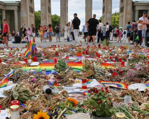 Trauerkundgebung nach CSD-Anschlag in Berlin, Foto: dts Nachrichtenagentur, respektvoller Gedenkbereich.