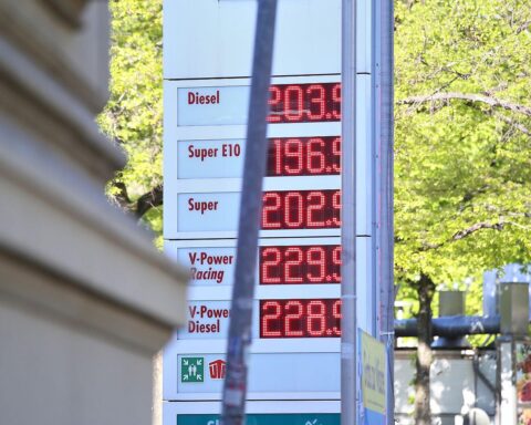 Tankstelle am Rhein-Archivbild: Niedrigwasser verursacht mögliche Benzin- und Diesel-Preiserhöhungen.