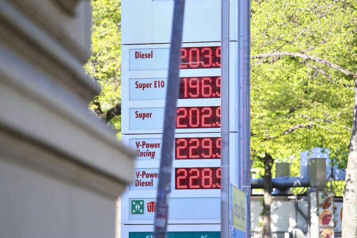Tankstelle am Rhein-Archivbild: Niedrigwasser verursacht mögliche Benzin- und Diesel-Preiserhöhungen.