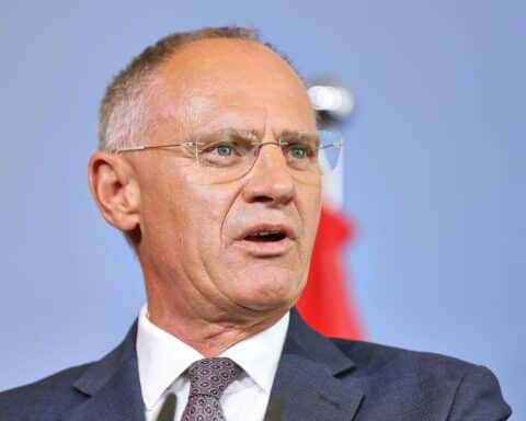 Innenminister Gerhard Karner (Archivfoto) vor dem Hintergrund von Asyl-Auslagerung und Ceuta.